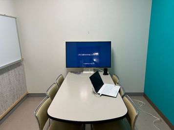 みんなの貸会議室　那覇東町店 東町101会議室[定員6+予備椅子]の室内の写真