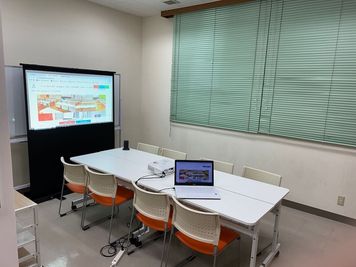 みんなの貸会議室　那覇東町店 東町102会議室[定員8+予備椅子]の室内の写真