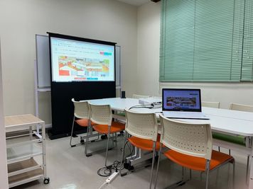 みんなの貸会議室　那覇東町店 東町102会議室[定員8+予備椅子]の室内の写真