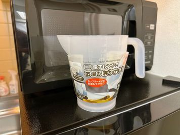 給湯室には電子レンジと冷蔵庫があります。 - レンタルスペース　STUDIO KOTOBUKI ⛄️インボイス対応・マルチスペースSTUDIO KOTOBUKIの設備の写真