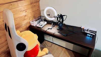 リングライト、ミキサー(AG03)、マイク、ヘッドホンなど配信に必要な機材が揃っているので、スマホひとつですぐに配信も出来ます🎤(有料オプション) - ウマノルーム 【ウマノルーム】の設備の写真
