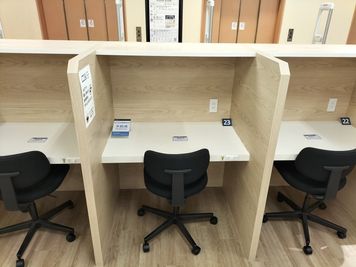 WiFi・フリードリンク完備！未来屋書店の本が3冊まで持ち込み可能! - MIRAIYA Bookmark Lounge 市川妙典店