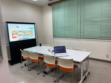 みんなの貸会議室　那覇東町店 東町102会議室[定員8+予備椅子]の室内の写真