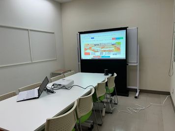 みんなの貸会議室　那覇東町店 東町102会議室[定員8+予備椅子]の室内の写真