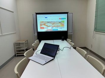みんなの貸会議室　那覇東町店 東町102会議室[定員8+予備椅子]の室内の写真