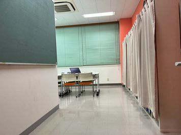 みんなの貸会議室　那覇東町店 東町102会議室[定員8+予備椅子]の室内の写真
