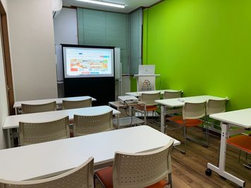みんなの貸会議室　那覇東町店 東町103会議室[定員12+予備椅子]の室内の写真