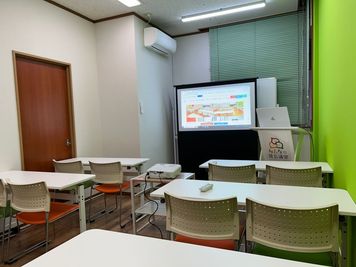 みんなの貸会議室　那覇東町店 東町103会議室[定員12+予備椅子]の室内の写真