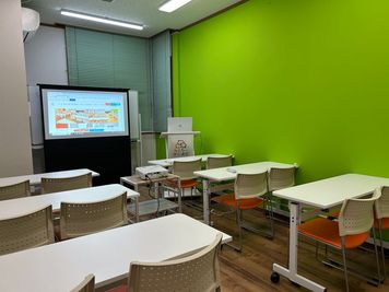 みんなの貸会議室　那覇東町店 東町103会議室[定員12+予備椅子]の室内の写真