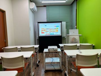 みんなの貸会議室　那覇東町店 東町103会議室[定員12+予備椅子]の室内の写真
