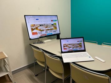 みんなの貸会議室　那覇東町店 東町101会議室[定員6+予備椅子]の室内の写真