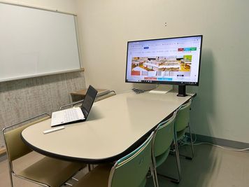 みんなの貸会議室　那覇東町店 東町101会議室[定員6+予備椅子]の室内の写真