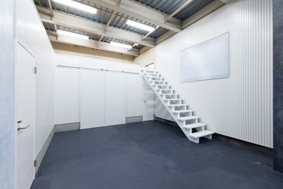 工場や倉庫をイメージしたガルバリウムの外壁を使ったエリア。階段を上がった小屋裏からは俯瞰撮影が可能。 - スタジオマド小岩 スタジオマド小岩1階ガレージスタジオの室内の写真