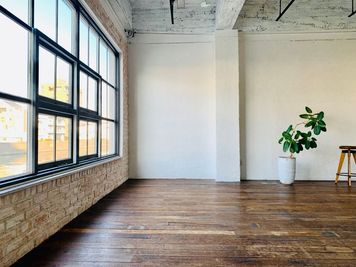 差し込む陽光と無垢の木床、レンガ壁が奏でる調和は、温もりを宿す空間へ。心の奥に眠るノスタルジーを感じさせてくれます。 - STUDIO APRIL＋（スタジオエイプリルプラス）