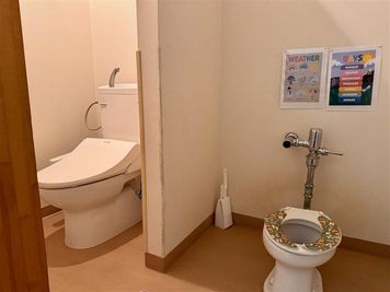 トイレは大人用、子ども用があります！（1つの鍵付き個室に2つの便器設置） - 英語学童　フレックルズ 人工芝テラス、子ども用おもちゃ付き多目的レンタルスペースの室内の写真