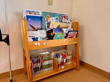 絵本も読み放題！ - 英語学童　フレックルズ 人工芝テラス、子ども用おもちゃ付き多目的レンタルスペースの室内の写真