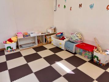 お子様が喜ぶおもちゃがいっぱい！ - 英語学童　フレックルズ 人工芝テラス、子ども用おもちゃ付き多目的レンタルスペースの室内の写真