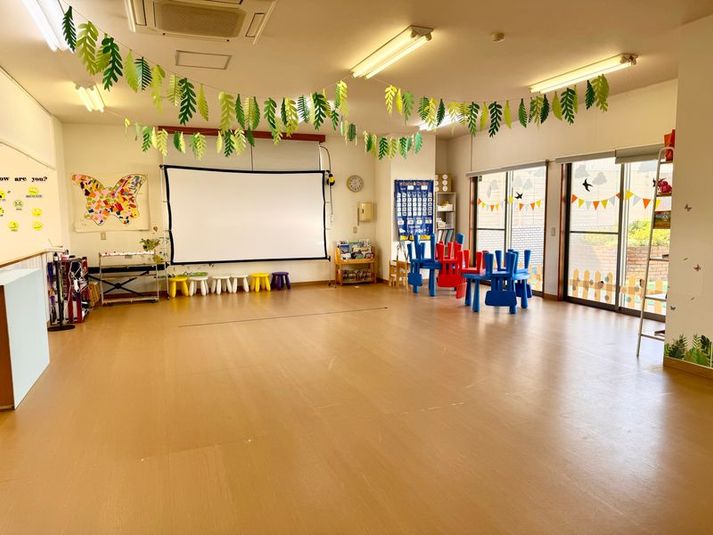 人工芝テラス、子ども用おもちゃ付き多目的レンタルスペース - 英語学童　フレックルズ
