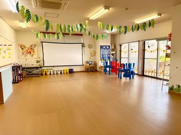 お子様が走り回れる広々スペースです！ - 英語学童　フレックルズ 人工芝テラス、子ども用おもちゃ付き多目的レンタルスペースの室内の写真