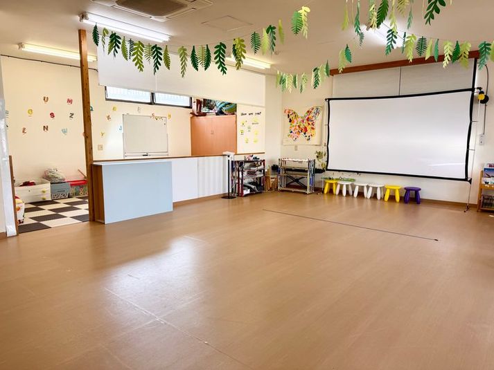 人工芝テラス、子ども用おもちゃ付き多目的レンタルスペース - 英語学童　フレックルズ