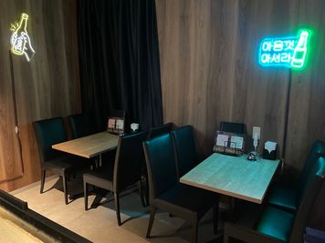 4人掛けのテーブル席を3つ用意しています。 - アミューズメント BAR Z1 新宿東口店 新宿のアミューズメントBARの室内の写真