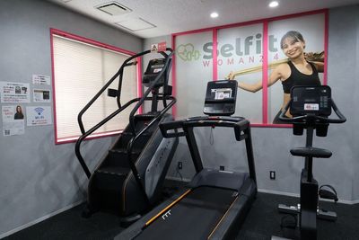有酸素エリア

ランニングマシン　1台
ステアクライマー　1台
バイク　1台 - セルフィットWoman24武蔵小山店の室内の写真