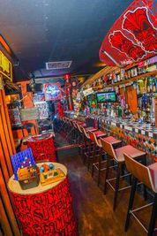1階BARカウンター🌴 - ROCKER'S BEACH HOUSE カラオケ歌い放題無制限🎤😁心斎橋、難波エリアから徒歩数分‼️の室内の写真