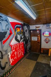 日宝三ツ寺会館の2階喜太郎寿司さんを左に曲がった当店の入り口です🚪 - ROCKER'S BEACH HOUSE カラオケ歌い放題無制限🎤😁心斎橋、難波エリアから徒歩数分‼️の入口の写真