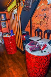 1階のBARカウンター🌴
 - ROCKER'S BEACH HOUSE カラオケ歌い放題無制限🎤😁心斎橋、難波エリアから徒歩数分‼️の室内の写真