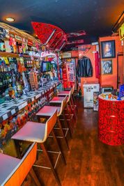 1階のBARカウンター🌴 - ROCKER'S BEACH HOUSE カラオケ歌い放題無制限🎤😁心斎橋、難波エリアから徒歩数分‼️の室内の写真