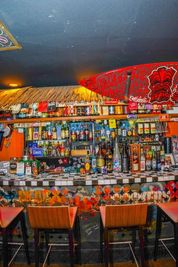 1階のBARカウンター🌴 - ROCKER'S BEACH HOUSE カラオケ歌い放題無制限🎤😁心斎橋、難波エリアから徒歩数分‼️の室内の写真
