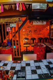 1階BARカウンターからのスタッフ目線です🌴 - ROCKER'S BEACH HOUSE カラオケ歌い放題無制限🎤😁心斎橋、難波エリアから徒歩数分‼️の室内の写真