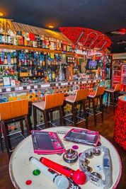 一階のBARカウンター🌴 - ROCKER'S BEACH HOUSE カラオケ歌い放題無制限🎤😁心斎橋、難波エリアから徒歩数分‼️の室内の写真