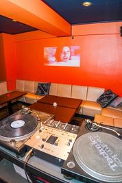 2階DJブース内からの写真 - ROCKER'S BEACH HOUSE カラオケ歌い放題無制限🎤😁心斎橋、難波エリアから徒歩数分‼️の室内の写真