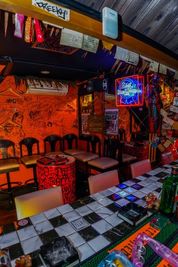 1階のBARカウンター内からのスタッフ目線です🌴 - ROCKER'S BEACH HOUSE カラオケ歌い放題無制限🎤😁心斎橋、難波エリアから徒歩数分‼️の室内の写真