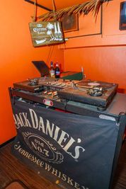 2階DJブース🌴 - ROCKER'S BEACH HOUSE カラオケ歌い放題無制限🎤😁心斎橋、難波エリアから徒歩数分‼️の室内の写真