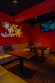 2階のラウンジスペース、調光を少し落とした時のプロジェクター使用時です🌴 - ROCKER'S BEACH HOUSE カラオケ歌い放題無制限🎤😁心斎橋、難波エリアから徒歩数分‼️の室内の写真