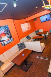 2階ラウンジスペース🌴 - ROCKER'S BEACH HOUSE カラオケ歌い放題無制限🎤😁心斎橋、難波エリアから徒歩数分‼️の室内の写真