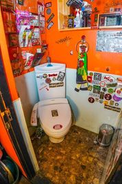 1階のトイレエリア - ROCKER'S BEACH HOUSE カラオケ歌い放題無制限🎤😁心斎橋、難波エリアから徒歩数分‼️の設備の写真