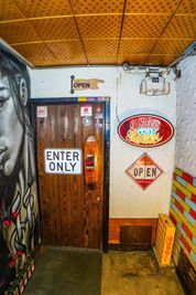 当店の入り口です🚪 - ROCKER'S BEACH HOUSE カラオケ歌い放題無制限🎤😁心斎橋、難波エリアから徒歩数分‼️の室内の写真