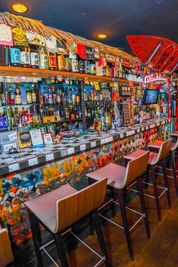 1階のBARカウンター🌴 - ROCKER'S BEACH HOUSE カラオケ歌い放題無制限🎤😁心斎橋、難波エリアから徒歩数分‼️の室内の写真