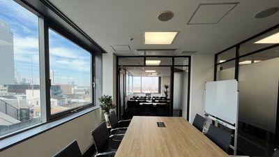 小会議室「みらい」と繋げることで21名着席可能に - 赤レンガ倉庫と富士山を望むレンタルスペース「みなと」/「みらい」 みなとみらい・富士山を一望できる最上階の大会議室「みなと」の室内の写真
