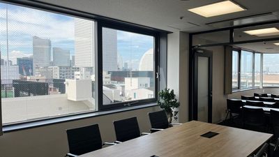 大会議室「みなと」と繋げることで21名着席可能に - 赤レンガ倉庫と富士山を望むレンタルスペース「みなと」/「みらい」 富士山・みなとみらいを望む最上階の明るい会議室「みらい」の室内の写真