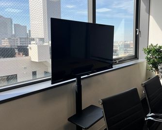 40インチテレビモニター - 赤レンガ倉庫と富士山を望むレンタルスペース「みなと」/「みらい」 富士山・みなとみらいを望む最上階の明るい会議室「みらい」の設備の写真