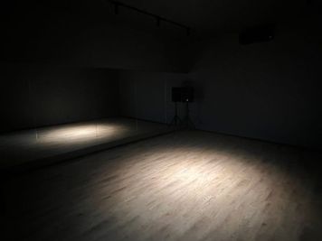 スポットライトあり - B.I.G. DANCESTUDIO 『Dスタジオ』イベント ダンス 余興 カルチャ ースクール/貸切の室内の写真