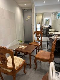 4名様用にプラスアルファで椅子のご用意可能です - GOLD 平町サロンの室内の写真