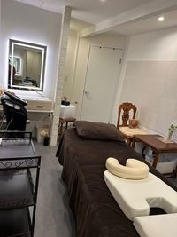 扉の奥には、洗面台とトイレが分かれてあります。室内にはハリウッドミラーもございます。
 - GOLD 平町サロンの室内の写真