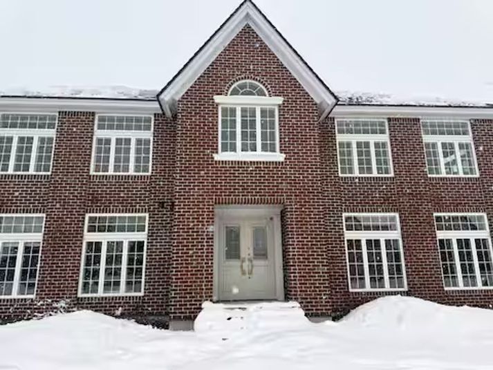 美瑛中心地・景観条例地区駅前通り沿いにある大型レンガ造り邸宅１F - 丘の詩「美瑛テラス」