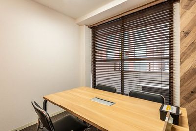 1～4名で利用可能。小人数での打ち合わせ・会議・お一人でのご利用にぴったり♪ - 日本橋ライズオフィス 日本橋ライズオフィス会議室の室内の写真
