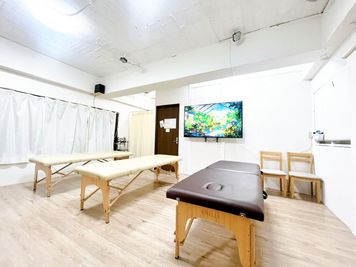 エステベット3台を並べることができます - イベントスペース　アズスタイル 半蔵門_04  アズスタイル【スタジオ・セミナーに最適】の室内の写真
